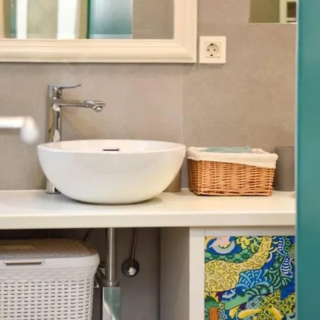 2bdr Apt With Cathedral View - Excellent Location *