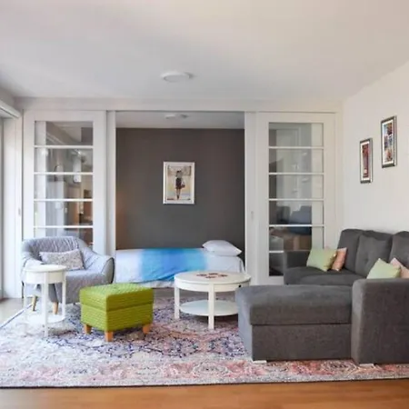 2bdr Apt With Cathedral View - Excellent Location Lägenhet *